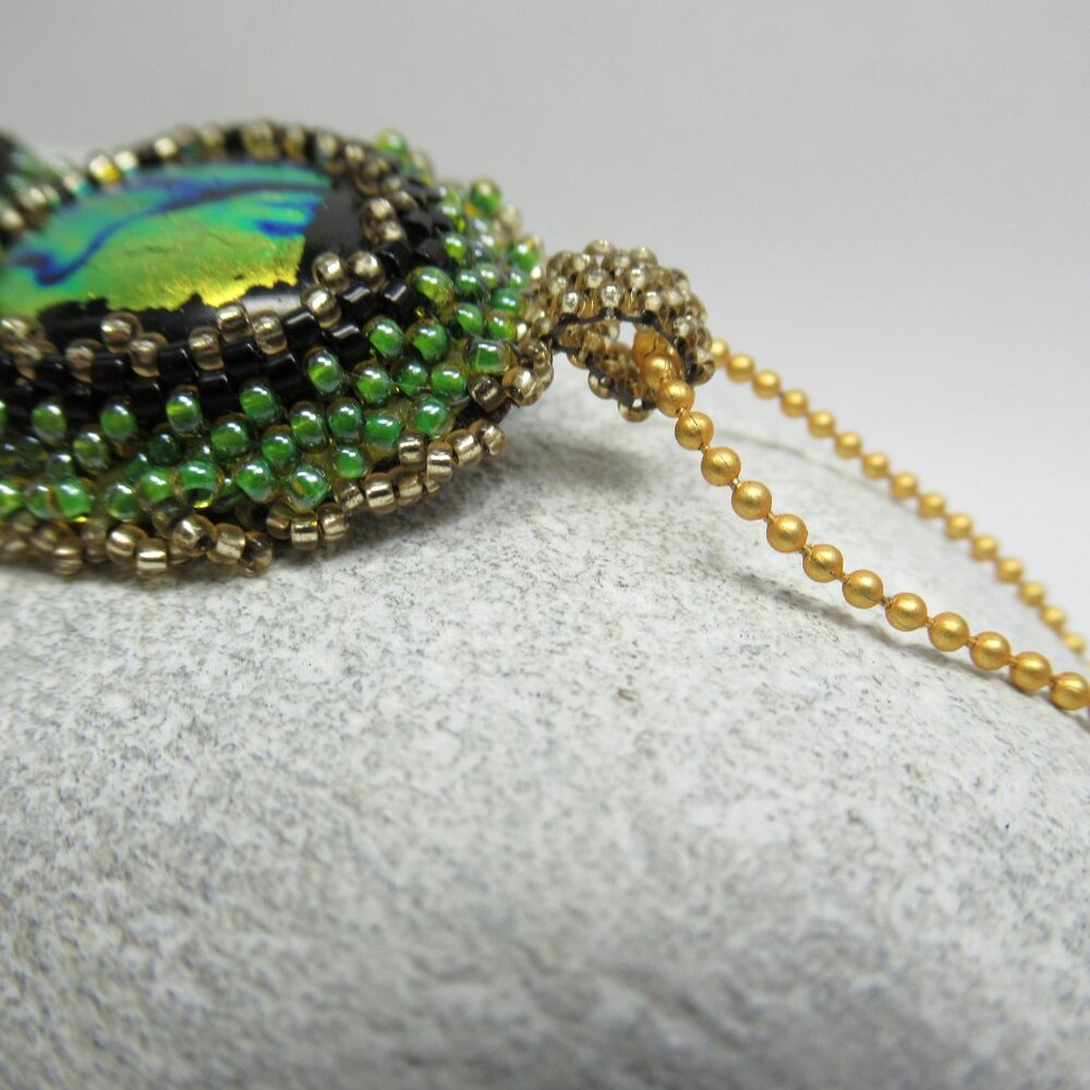 Hand embroidered pendant - Picture 12 of 12